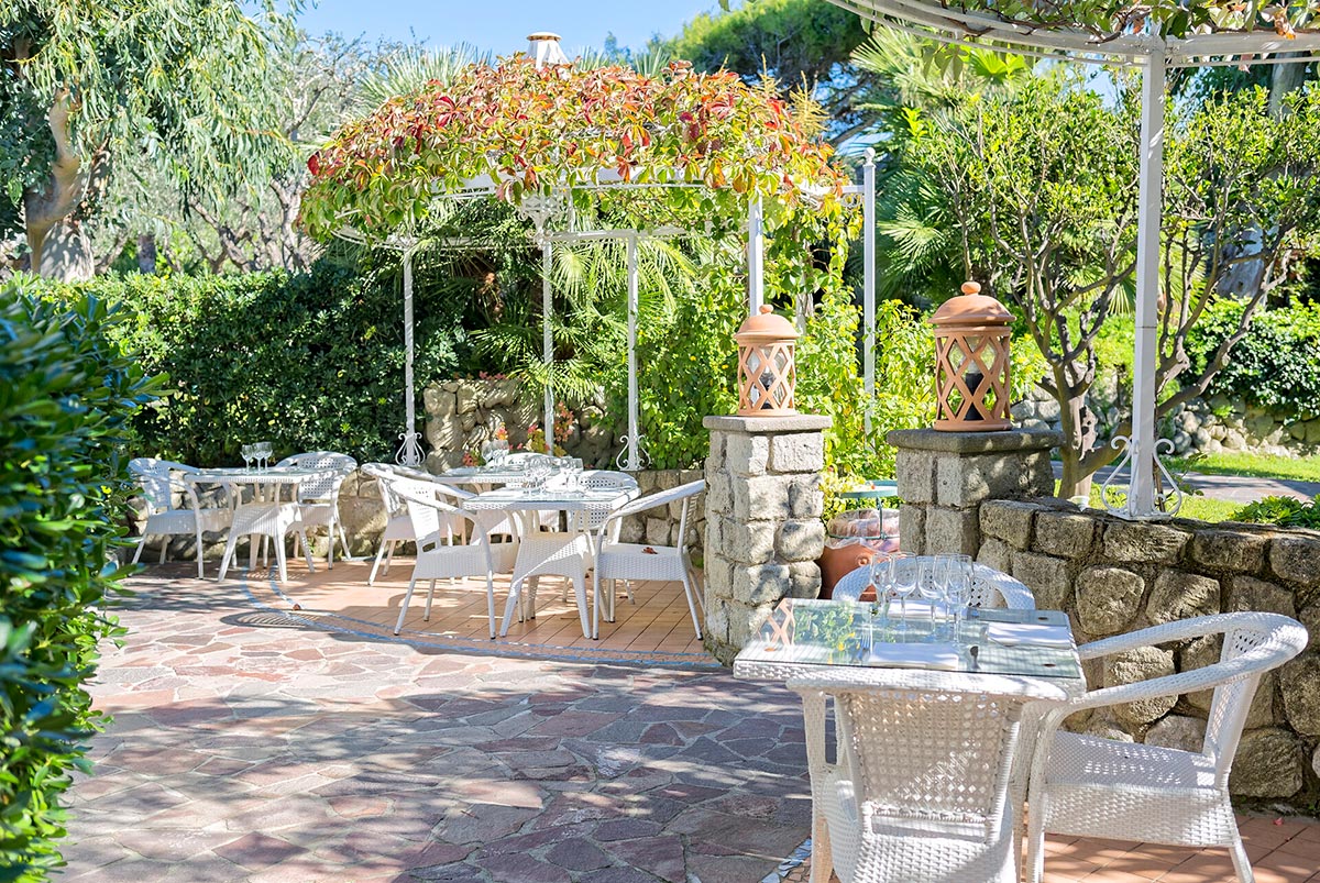 hotel-terme-tritone-ischia-giardino-esterno-verde