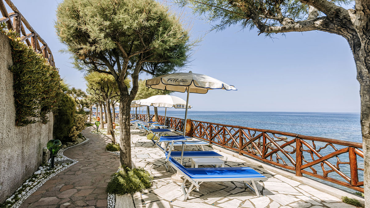 hotel-terme-tritone-ischia-lettini-vista-mare