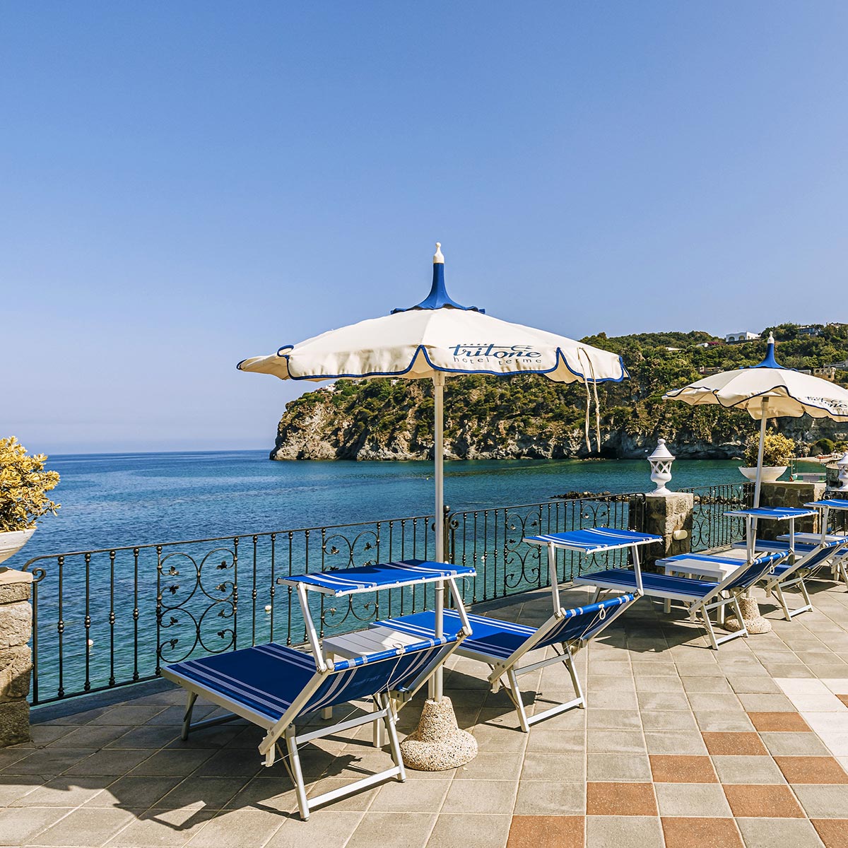 hotel-terme-tritone-ischia-lettini-vista-mare2