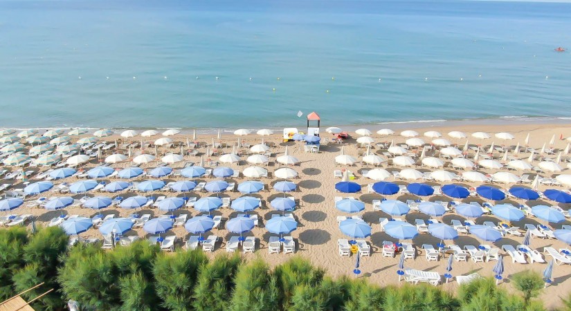 Villaggio-Club-Baia-Dei-Gigli-mare2-tSa-825X450