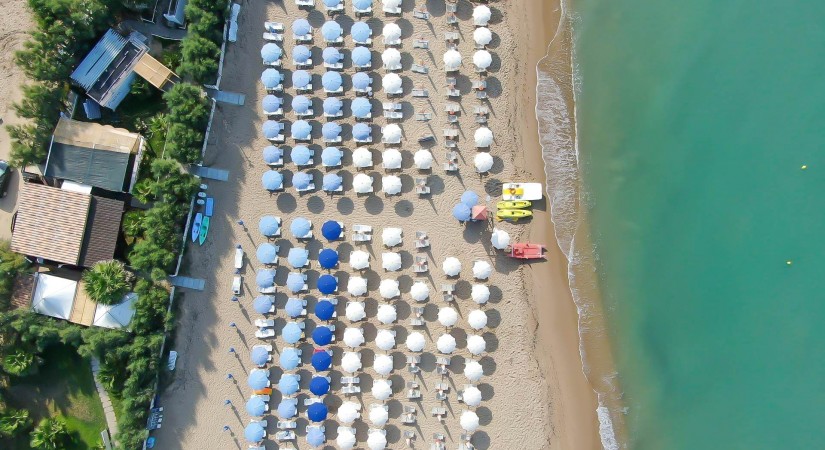 Villaggio-Club-Baia-Dei-Gigli-mare3-tSa-825X450