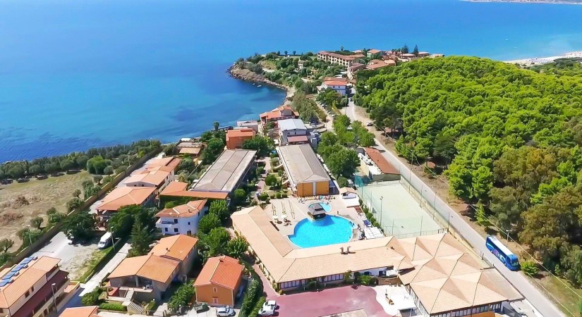 Villaggio-Club-Baia-Dei-Gigli-mare-tSa-825X450