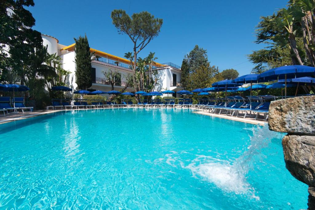 piscina-esterna-hotel-floridiana-ischia-porto